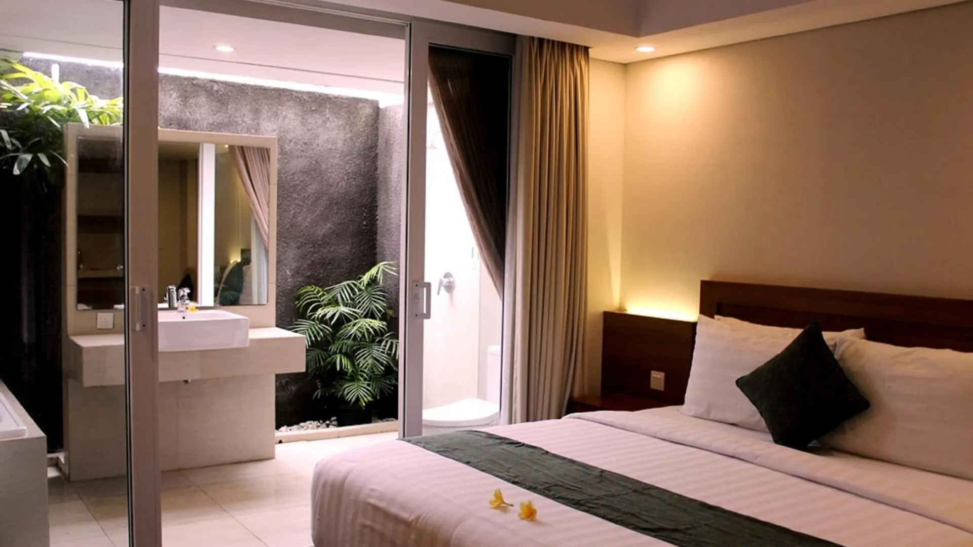 Paragon Hotel Seminyak 4*,